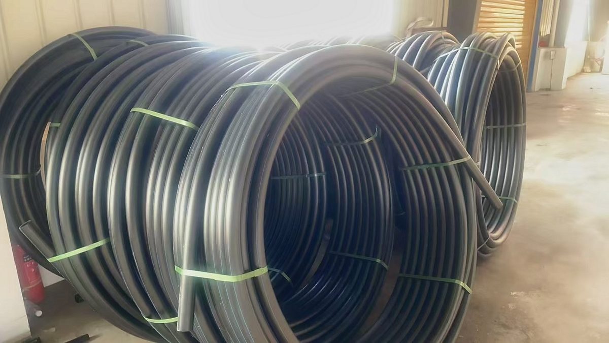 盘卷 PE 管材成品堆放