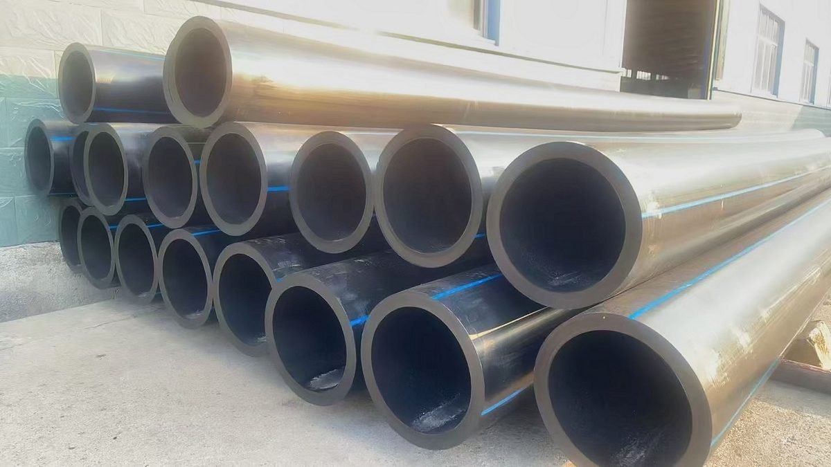 厂内 HDPE 给水管堆放，可见管口端面