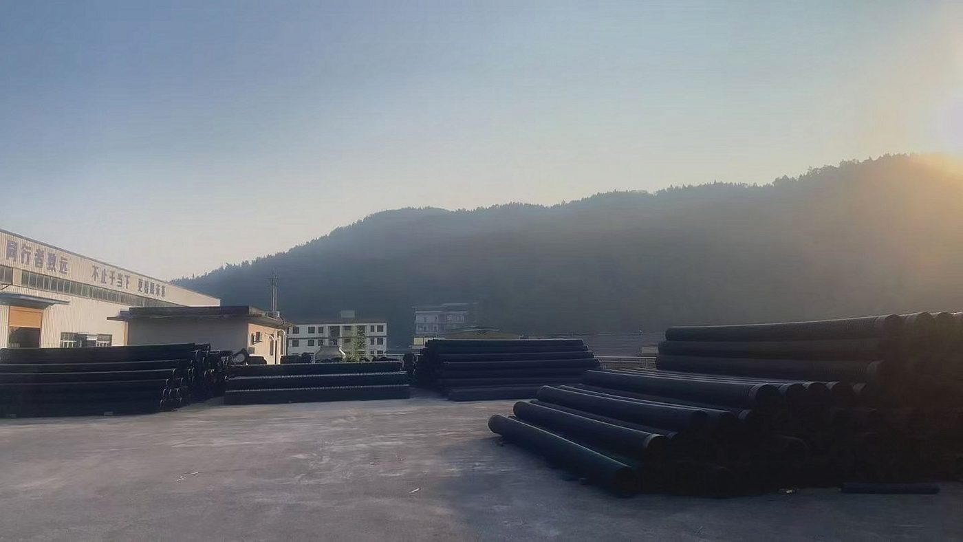厂区外堆放的管材